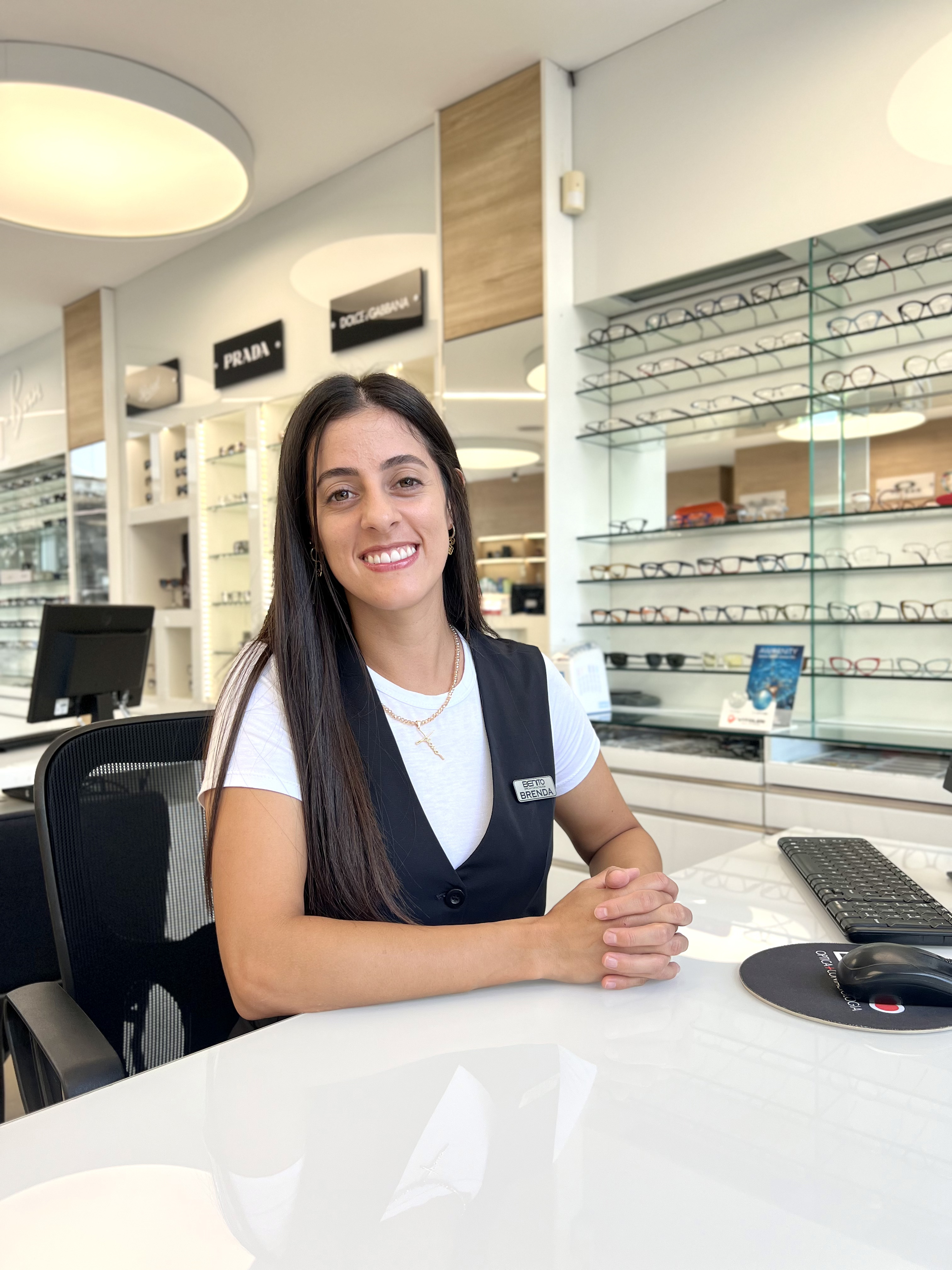 Brenda, parte del equipo de &Oacute;ptica Benito